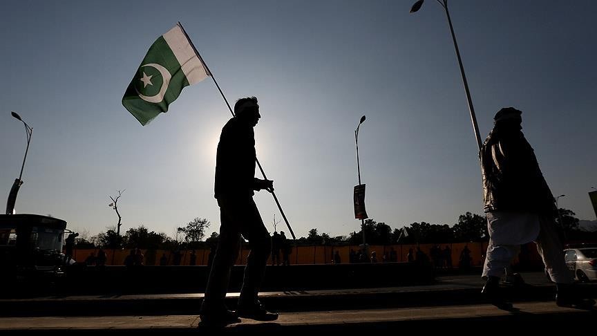 Pakistan'da siyasi kriz: Eyalet meclislerini feshediyor