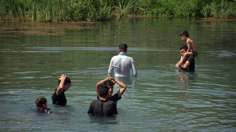 Süleymaniye'de halk sıcaktan nehirlere akın etti