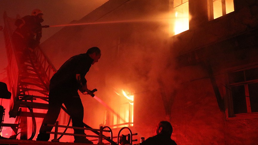 Kars'ta metruk ev tamamen yandı