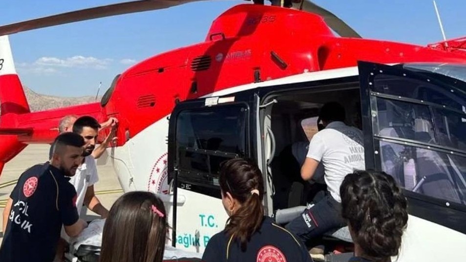 Ambulans helikopter küçük bebek için havalandı
