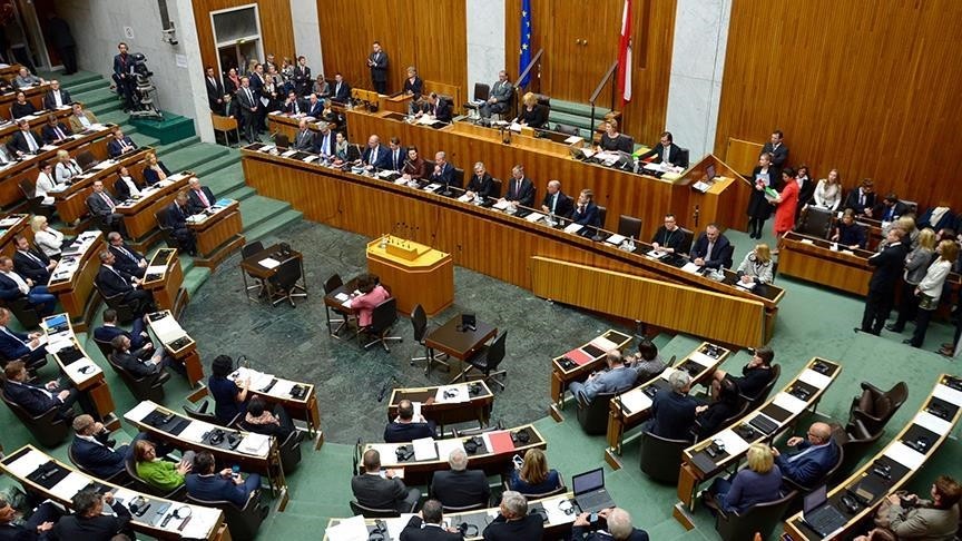 Avusturya'da Müslümanlara karşı yasa mecliste onandı!