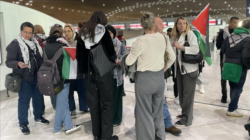 Fransa'ya girişi engellenen Filistinli cerrah Londra'ya döndü
