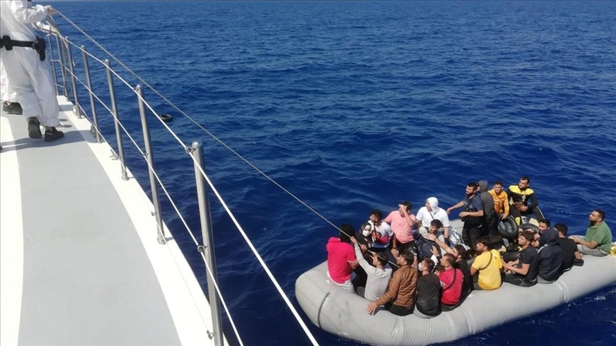 Ayvalık açıklarında 52 düzensiz göçmen kurtarıldı
