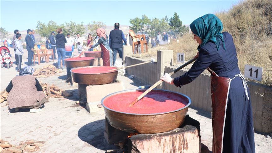 Samsun'da kadınların salça kazanları kaynamaya başladı