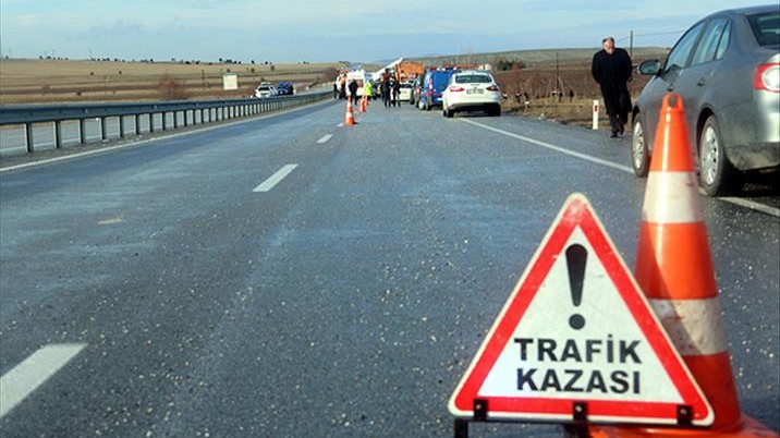 Kocaeli'de park halindeki otomobile çarpan motosikletin sürücüsü yaralandı