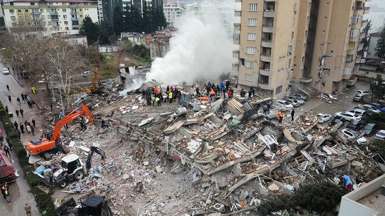 Gaziantep'te ağır hasarlı bina çöktü