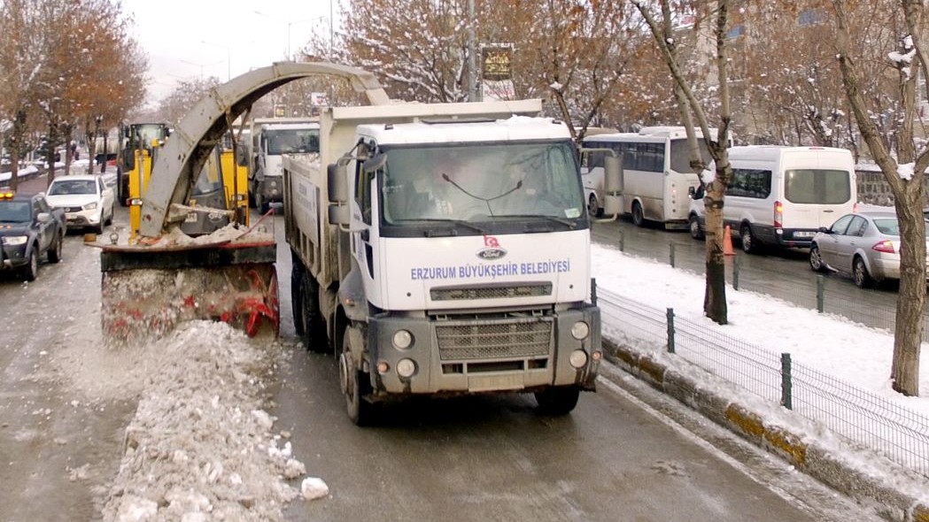 Erzurum'dan nisan ortasında karla mücadele