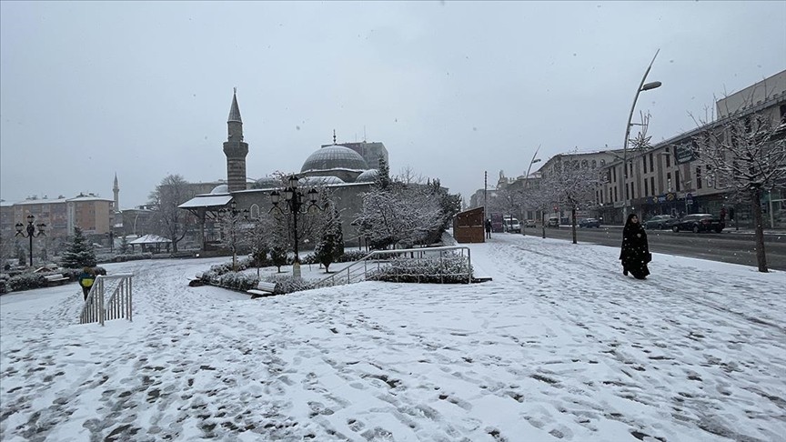 Erzurum, Ardahan ve Kars'ın yüksek kesimlerine kar yağdı