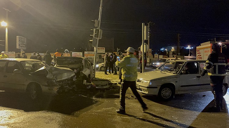 Niğde'de zincirleme trafik kazası: 7 kişi yaralandı