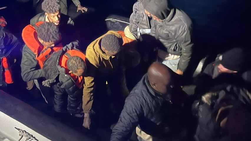 İzmir açıklarında onlarca düzensiz göçmen kurtarıldı