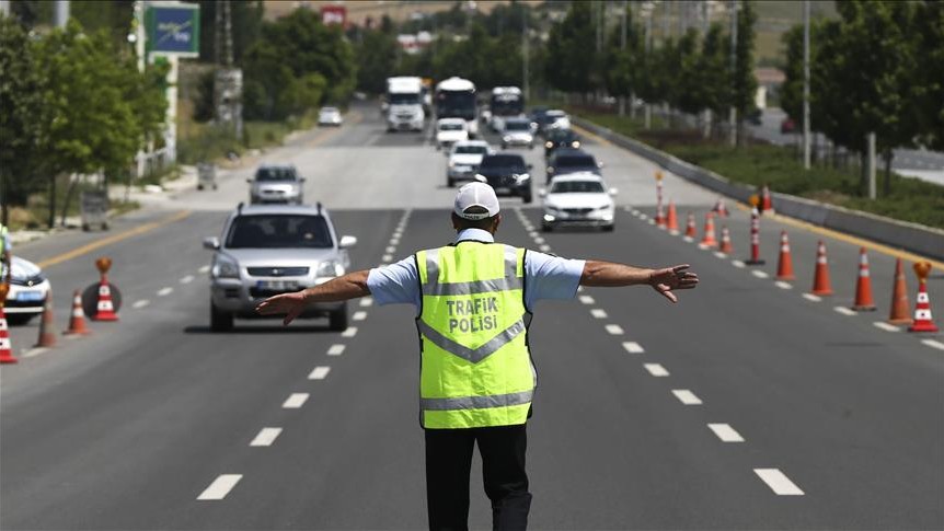 Kadıköy'de yayalara yol vermeyen sürücülere ceza kesildi