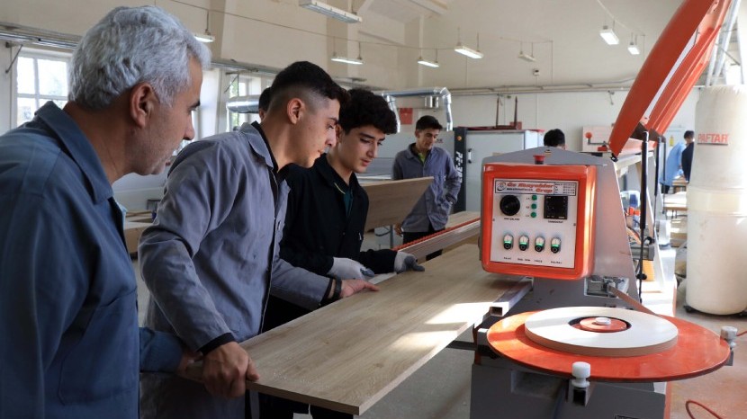 Meslek lisesi öğrencilerinden deprem okullarına mobilya üretimi
