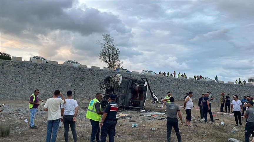 Kemerburgaz'da feci kaza: 29 kişi yaralandı