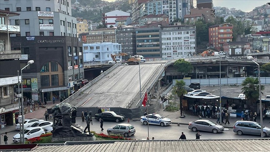 Zonguldak'taki Fevkani Köprüsü'nün yıkımı başladı