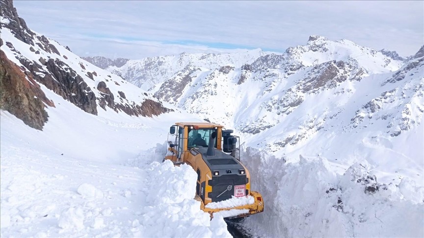 Hakkari'de ekipler karla mücadele çalışmalarını sürdürüyor
