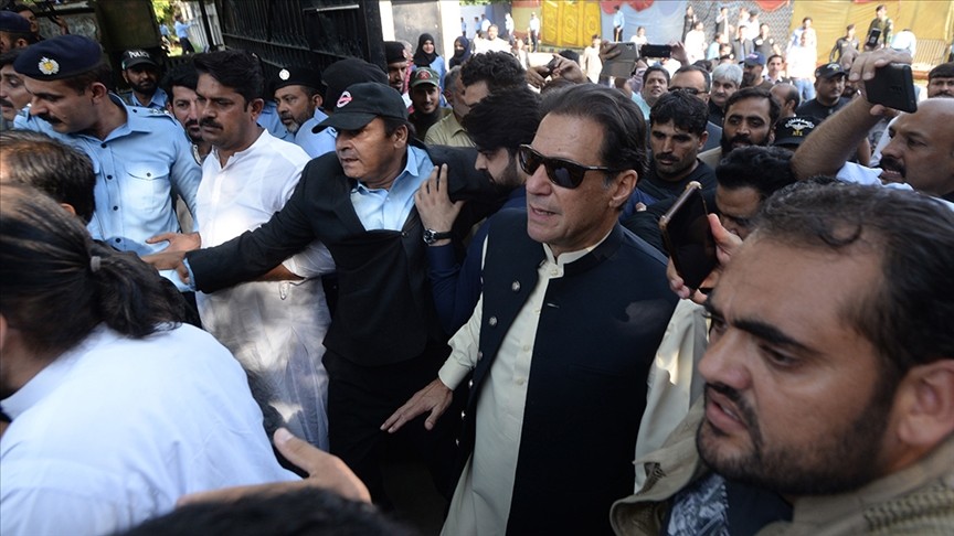 Pakistan'da eski Başbakan Han, seçimleri önde tamamladı