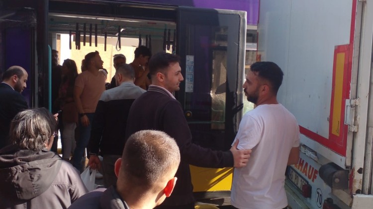 Zeytinburnu'nda korkunç kaza:  tramvay tırın dorsesine çarptı!