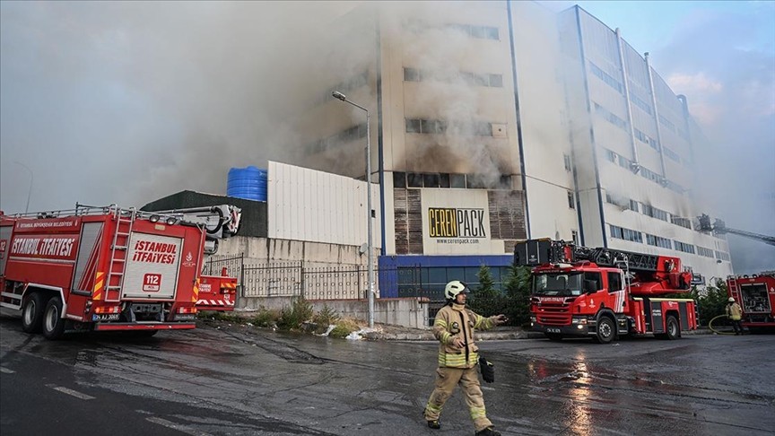 Arnavutköy'de cam üretim tesisinde çıkan yangını söndürme çalışmaları sürüyor