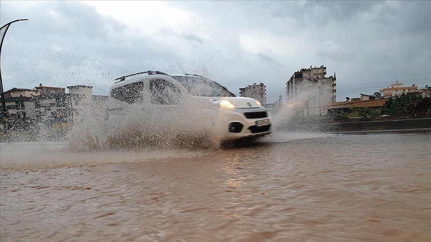 Amasya'da şiddetli yağış hayatı felç etti