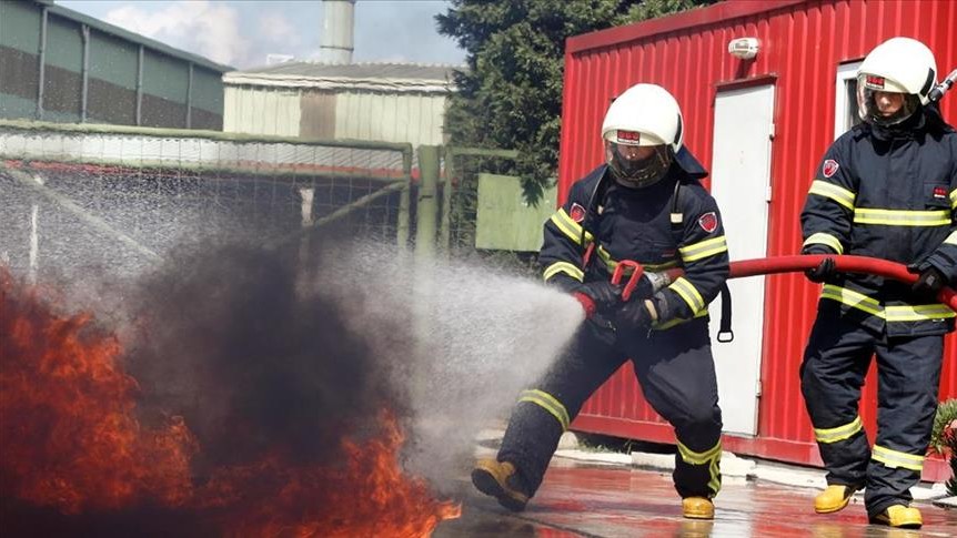 Rize'de mobilya firmasına ait depoda yangın çıktı