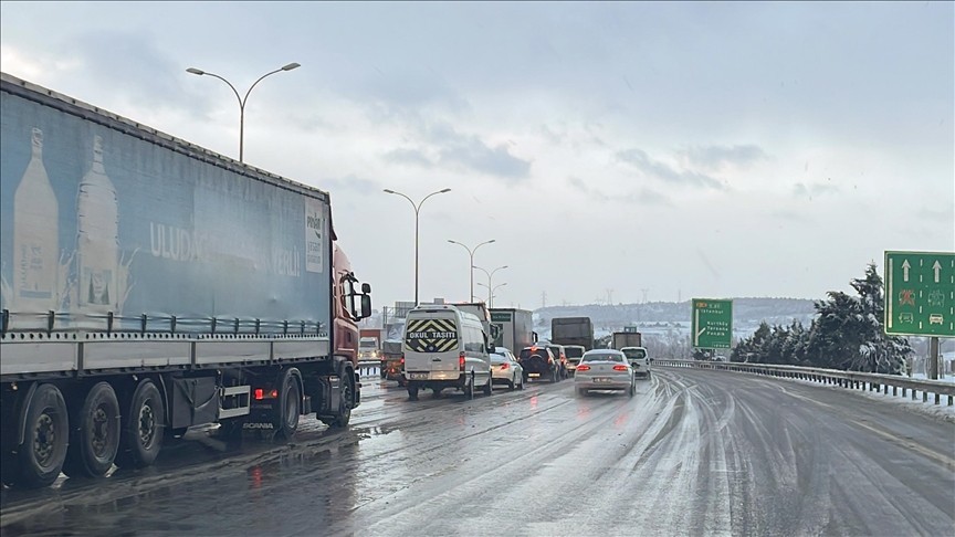 Kuzey Marmara Otoyolu'ndaki kazalar nedeniyle trafik aksadı