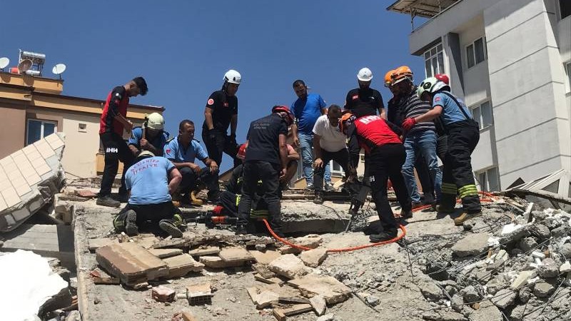 Gaziantep'te çöken binanın altında operatör kaldı