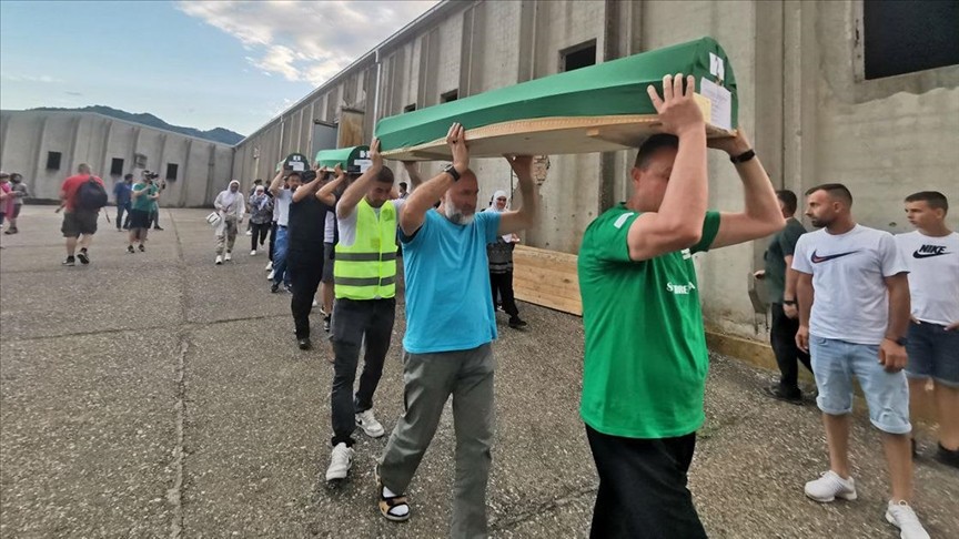 Srebrenitsa kurbanlarının tabutları taşındı