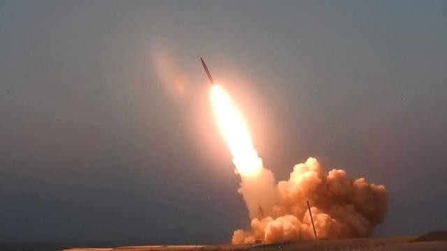 İran yeni balistik füzesini sergiledi