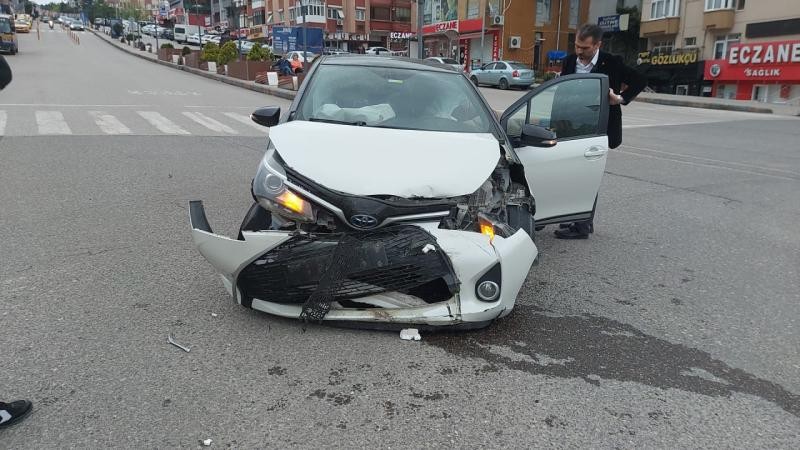 Karabük'te iki otomobil çarpıştı: 2 yaralı