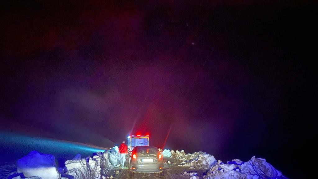 Bayburt'ta kar nedeniyle yolda mahsur kalan sürücü kurtarıldı