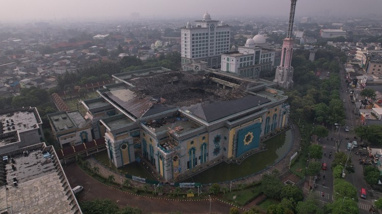 Cakarta'daki Ulu Cami'nin kubbesi çöktü