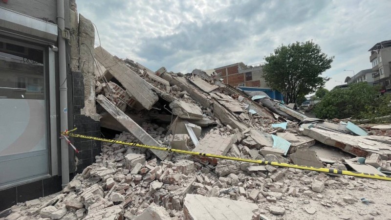 Bursa'da bir bina yıkım sırasında çöktü