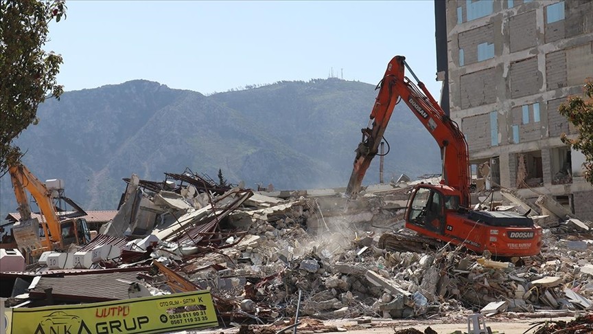 Adıyaman'da ağır hasarlı binaların yıkımı sürüyor
