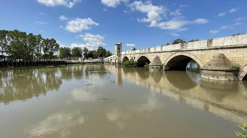 Kuraklık nedeniyle Meriç Nehri'nde tarihi köprünün ayakları ortaya çıktı