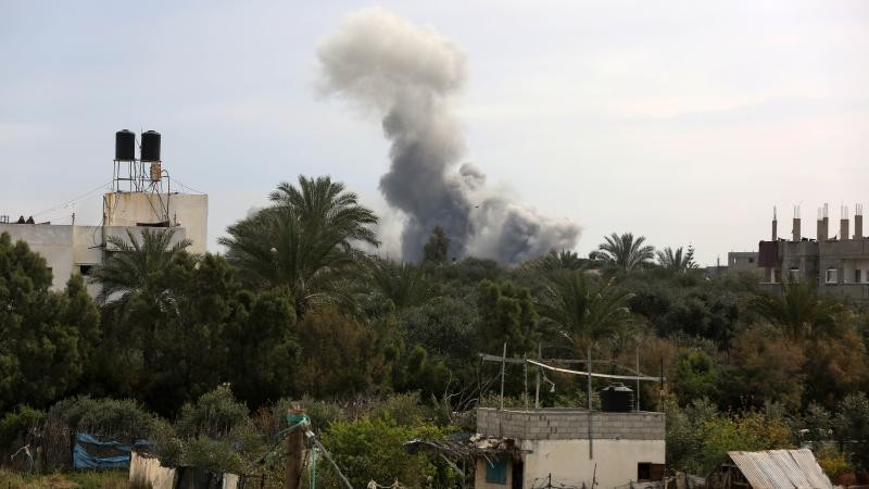 İşgalci İsrail Gazze'de bir eve hava saldırısı düzenledi