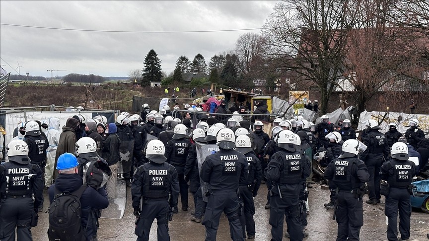 Alman polisi çevre aktivistlerini maden köyünden tahliye ediyor