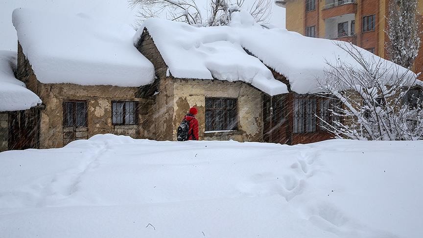 Yüksekova'da ekipler kar kalınlığının 7 metreye ulaştığı bölgede çalışma yürütüyor