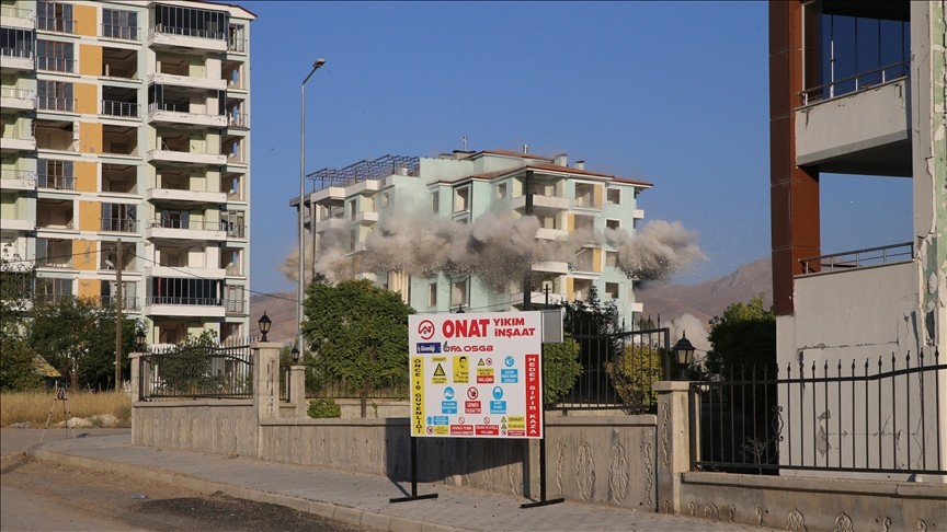 Malatya'da ağır hasarlı bina patlayıcı ile yıkıldı