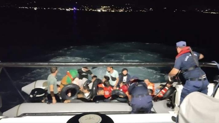 İzmir açıklarında 125 düzensiz göçmen kurtarıldı