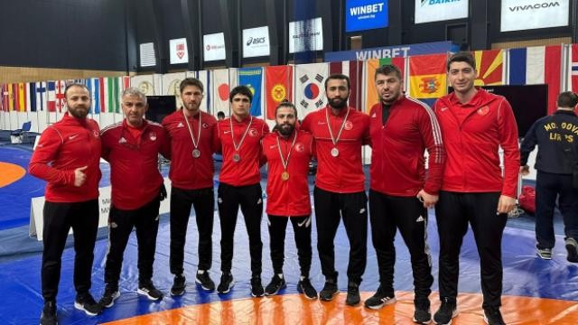 Milli güreşçiler, Bulgaristan'da 7 madalya kazandı