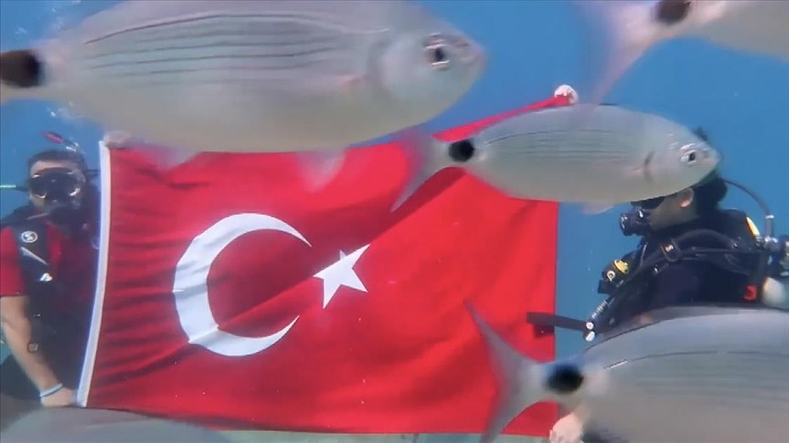 Antalya'da Cumhuriyet'in 100. yılında su altında Türk bayrağı açıldı