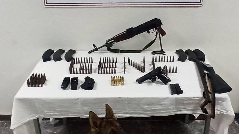 Bingöl'de bir araçta silah ve mühimmat ele geçirildi