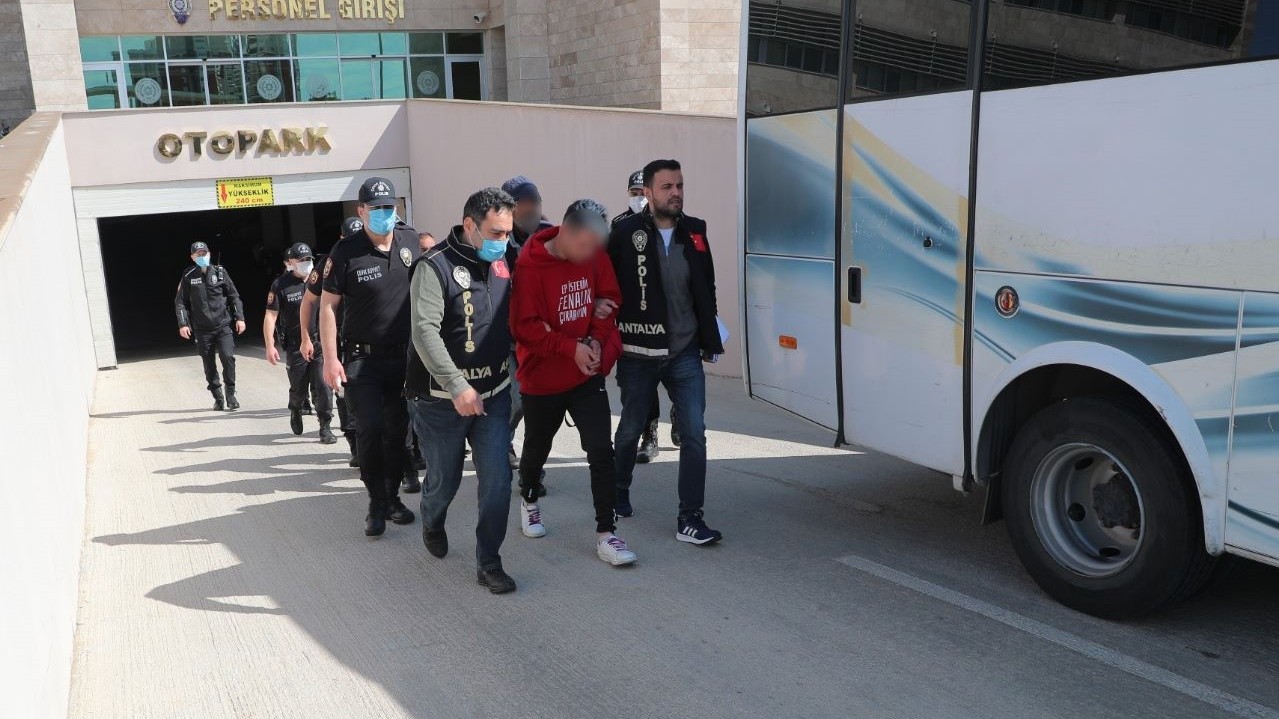 Antalya'da çeşitli suçlardan aranan 81 kişi, eş zamanlı operasyonla yakalandı
