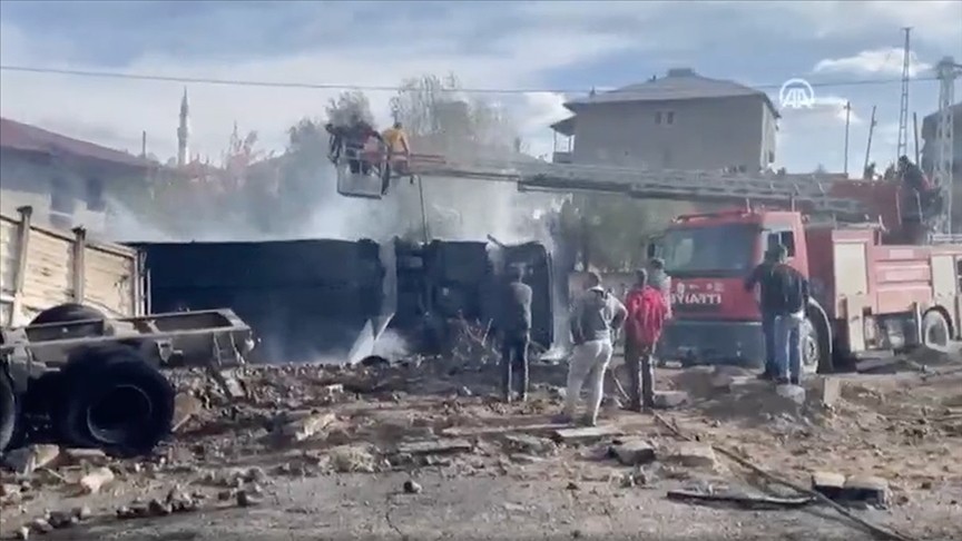 Ağrı'da kamyonla çarpışan otobüs alev aldı: 7 ölü