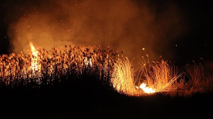 Bolu'da çıkan yangında samanlığın bir bölümü yandı