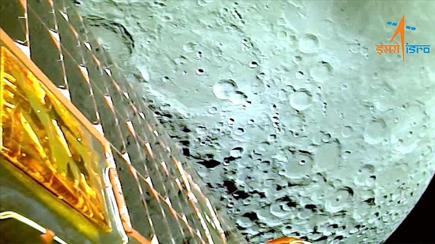 Hindistan'ın uzay aracı Ay'ın fotoğraflarını paylaştı