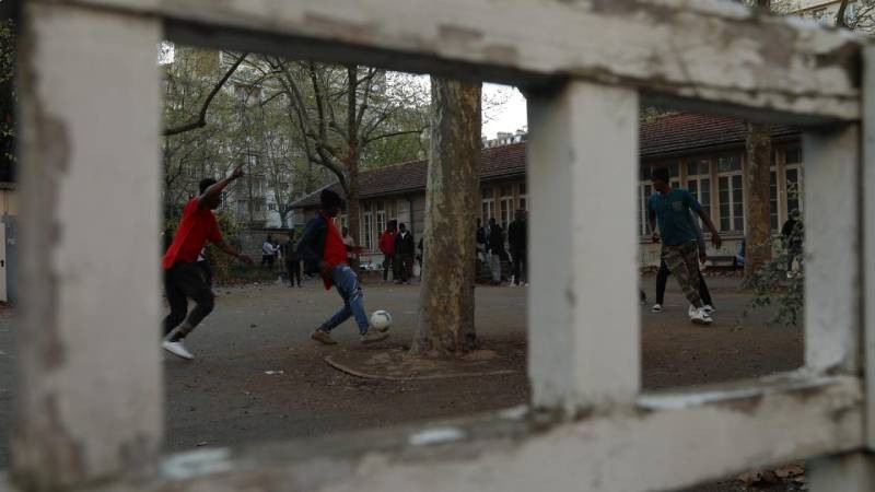 Paris'te sığınmacı çocuklar bir okula sığındı