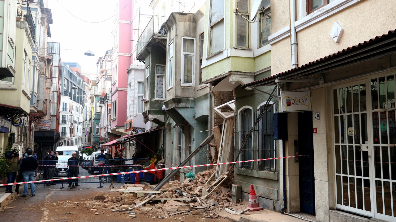 İstanbul'da terk edilmiş bina çöktü