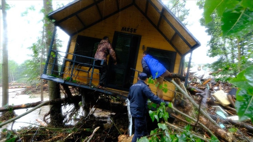 Taşkın nedeniyle ormanda mahsur kalan 2 kişi kurtarıldı