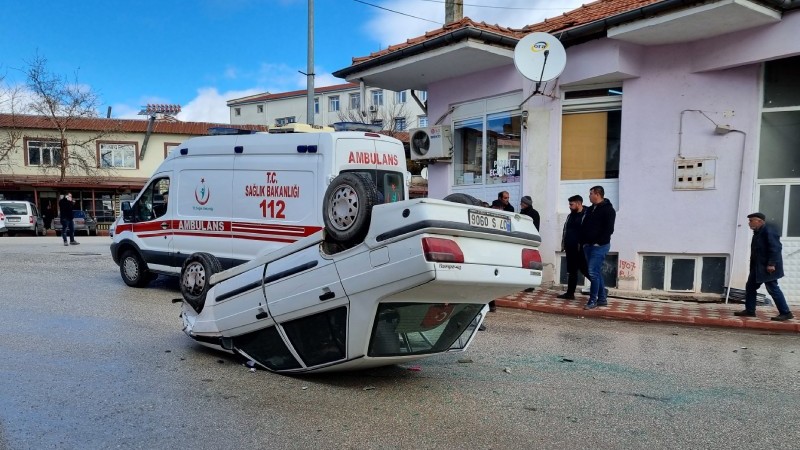 Burdur'da gerçekleşen trafik kazası kameralara yansıdı